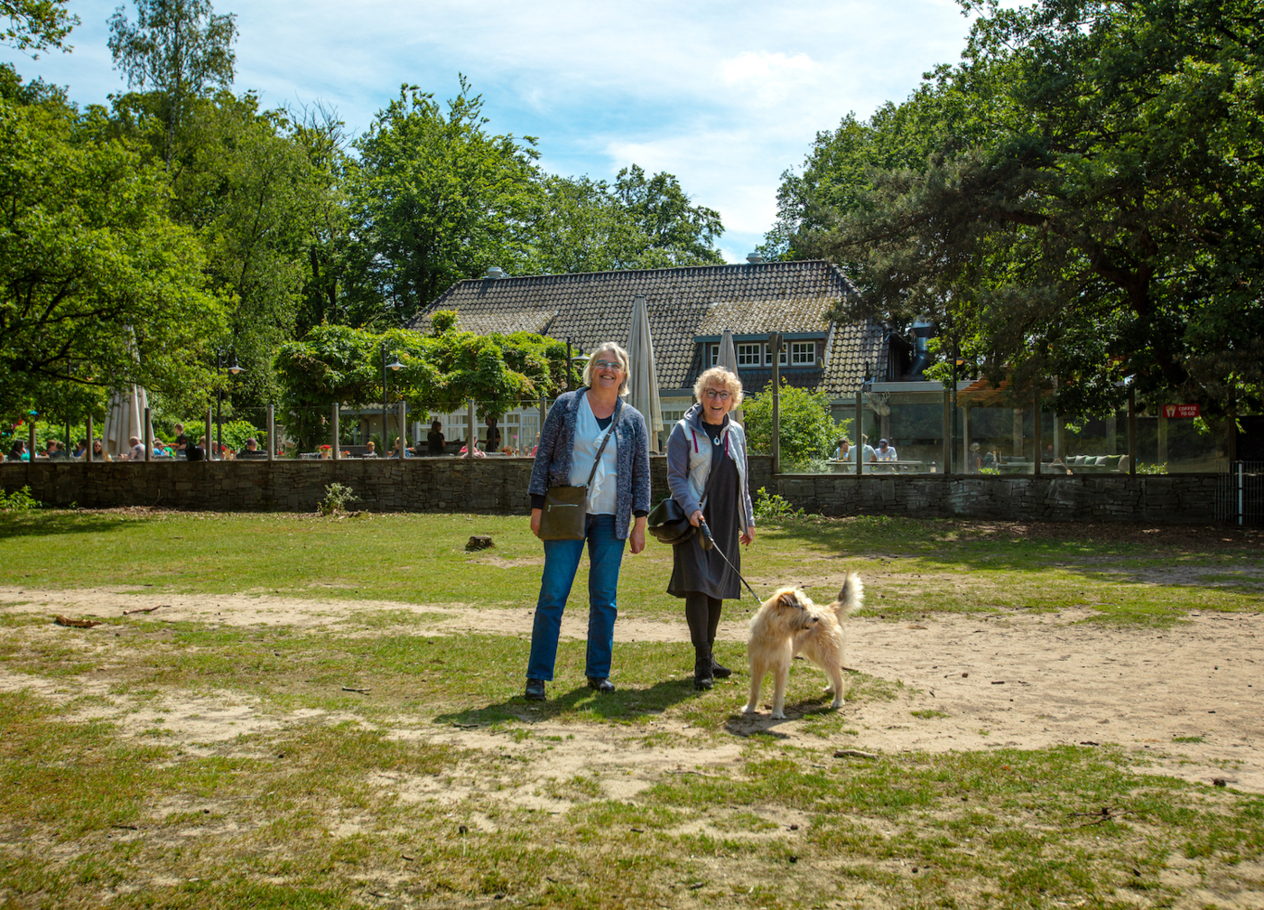 twee dames op de heide met een hond